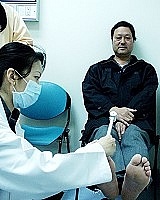 　連江縣立醫院昨日正式開辦糖尿病門診，圖中醫師林珮琪正在為參議姚醒吾進行足部檢查。（圖／文：張登傑）