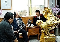 　東引高粱可能裝入為金馬獎酒！昨日台北金馬影展執行委員會秘書長王清華與朱復轟拜訪縣長陳雪生，提出創造一個「金馬獎」酒的品牌，把馬祖推出去。（圖／文：張登傑）