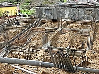 　建造中的活動中心是否真能如民眾所願，有個寬廣的活動空間。（圖／文：林冰芳）