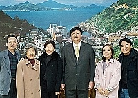 　年代新聞台副總經理陳景怡（左三）一行人昨日拜會縣長陳雪生，針對「活力台灣」一小時的專題節目，進行溝通、討論、取景等前置作業。（圖／文：張登傑）