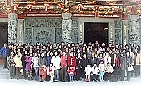 　一百三十多位北竿婦女鄉親跨海來南竿提前歡度婦女節，大家在馬祖境天后宮前合影留念。（圖／文：曹重偉）