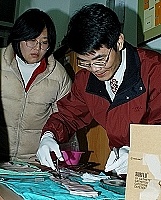 衛生局舉辦高階醫護創傷訓練課程,圖中邱泰豐醫師以豬皮代替人皮,指導學員如何縫合傷口。(圖/文:張登傑)