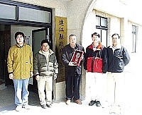 　馬祖地區榮獲九十二年度全國各縣市環境清潔維護考核之優等獎，陳秀華特別前往台北領回獎牌。（圖／文：曹重偉）