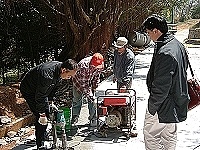　縣府工務局為莒光工程品質把關，實地開挖測驗。（圖／文：陳樂團）