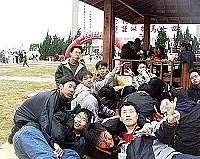 　春季健行活動馬祖高中熱心參與，學生們也難得輕鬆，在草地上留下歡笑嬉鬧的鏡頭。（圖／文：曹重偉）