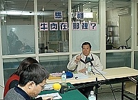 　馬祖生活資訊電台舉辦馬祖首次的「牛肉在哪裡？」總統政策說明會，曹爾忠空中發聲，闡述藍綠馬祖牛肉政策。（圖／文：張登傑）