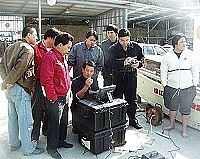 　首批馬祖潛水基地裝備運抵，潛水裝備新穎齊全，廠商也實地示範如何操作水中照明遙控攝影機。（圖／文：曹重偉）