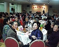 　一群依嬤盛裝來過婦女節！他們還坐在同一桌，合計年齡超過七百歲，是昨晚現場注目的焦點。（圖／文：曹重偉）