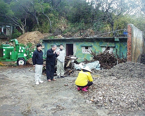 地區廚餘回收場設施簡陋至極,若逢下雨,許多工作都要重新來過,局長陳秀華常前去為工作人員打氣。(圖/文:曹重偉)