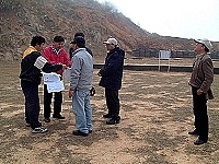老鼠沙附近的閒置靶場要規劃為衛生垃圾掩埋場,連江縣環保局、東引鄉公所和漢銘顧問公司共同進行會勘。(圖/文:陳其敏)