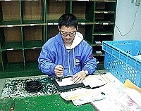 　軍郵局可能今年就要走入歷史，年代久遠印有軍郵郵戳的信封現在行情正看漲，圖為地區軍郵局作業情形。（圖／文：曹重偉）