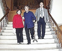 　在夫人潘鶯金女士的攙扶下，立委曹原彰手術後首度返馬，一拐接一拐、一站接一站到各處拜訪。（圖／文：曹重偉）