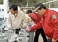 　消防局昨日在業者王禮光的陪同下，再次進行瓦斯鋼瓶逾期檢查取締工作，經現場檢查未發現有使用逾期鋼瓶分裝販賣情事。（圖／文：張登傑）