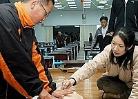 　連江縣衛生局推廣全民心肺復甦術，林珮琪醫師正在指導馬祖高中學生心外按摩的要領。（圖／文：張登傑）