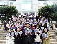 　縣長陳雪生響應「公投扇扇趣」活動，並邀集支持的縣府員工一起「造勢」。（圖／文：曹重偉）