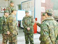 馬防部副司令戴將軍實地瞭解保養勤務的操作流程與執行成效。【圖/文:呂忠訓】