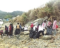 　數十位鄉親手持環保袋，一起動手清除海灘廢棄物，展現民間志工的環保、愛鄉意識。（圖／文：曹重偉）