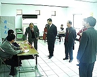 　省主席顏忠誠與省選委會委員抵馬視察選務，並至模擬投開票所了解投票動線的規劃。（圖／文：曹重偉）