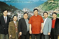 　有明事業總經理周仕沁一行人拜訪縣長陳雪生、議長陳振清，周仕沁對黃魚非常感興趣，一口氣訂購黃魚五千盒，並希望能與縣府合作黃魚的行銷與通路。（圖／文：張登傑）