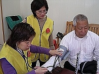 　北竿社區健康中心志工媽媽下村為民眾做保健服務。（圖／文：陳鵬雄）