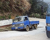　只為了閃一隻流浪狗，謝姓駕駛人的小貨車陷入水溝，整輛車動彈不得，好在人沒大礙。（圖／文：曹重偉）