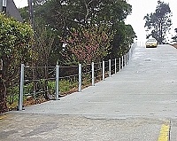 　全新壁山道路外側鐵製鋼索護欄被認為與景觀不搭。（圖／文：陳鵬雄）