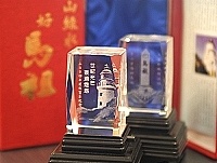 　東湧燈塔七月一日將屹立於世一百年，有業者順勢推出「世紀光芒東湧燈塔」雷射雕刻，以最新現代科技，詮釋百年歷史風華。（圖／文：張登傑）