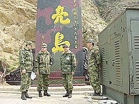 馬防部副司令戴將軍實地瞭解亮島發電設施運作概況。【圖/文:黃士緯】