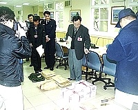 　連江地方法院院長洪曉能與相關人員，逐一清點地區四鄉八個投開票所的總統選票、選舉人名冊和選務工作名冊，以保全證據。（圖／文：曹重偉）