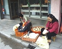 　馬祖本地產的蘿蔔是製作酥餅內餡的重要原料，圖為糕餅業者加工鮮採蘿蔔。（圖／文：陳鵬雄）