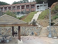 三義村國宅處的社區公園,現在也成為校園活動空間的一部分。(圖/文:陳其敏)