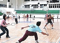 　心情難過嗎？來南竿體育館動一動，打場羽毛球，紓解失落壓力，為健康加分。（圖／文：張登傑）
