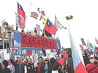 　鄉親跨海到總統府前參與抗爭活動。（圖與文：曹原彰國會辦公室提供）