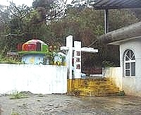 　油漆斑駁脫落、殘破已久的馬祖村溜冰場，在陰雨的午後更顯落寞淒涼。（圖／文：曹重偉）