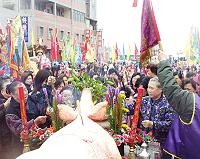 　中國崇道會在山隴境白馬尊王廟前舉辦慶典團拜，善男信女捻香膜拜，盛況不輸年節慶典。（圖／文：曹重偉）