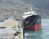 　大陸砂石建材進口量逐年增加，圖為北竿白沙碼頭大陸砂石卸貨情形。（圖／文：陳鵬雄）