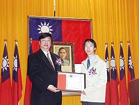 　現服務於建設局的吳俊志當選今年度模範青年，昨天在慶祝大會上獲縣長陳雪生表揚與鼓勵。（圖／文：曹重偉）