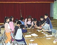 　一九三旅長夫人洪淑賢女士專程來北竿指導小朋友美勞創作。（圖／文：陳鵬雄）