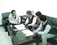 　交通局長劉德全昨天拜會立榮馬祖辦事處，與主任張家祥（左二）就聯繫船運公司調派加班船或調整開船時間事宜進行磋商。（圖／文：曹重偉）