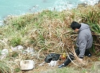 　民眾檢舉復興村戰備道發現廢棄物隨意棄置，圖中環保局人員正在勘察，研判垃圾的主人。（圖／文：張登傑）