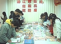 連江縣政府出版品首場巡迴展在東引鄉舉辦,吸引許多學生前往閱覽。(圖/文:陳其敏)