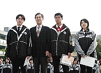 　馬祖調查站主任蘇中山親自頒獎給反貪汙海報獲獎學生，讓反貪防腐的觀念向下紮根。（圖／文：張登傑）