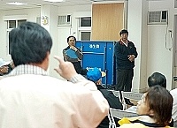　縣長陳雪生聆聽介壽村長陳書廉起身發言爭取希望今年先完成海堤工程以及閩王公園相關設計。（圖／文：張登傑）
