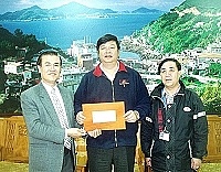　台電馬祖區處經理呂稱王代表台電致贈連江縣政府發電協助金一百萬元，由縣長陳雪生代表接受。（圖／文：曹重偉）