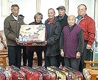 　林建民先生（左一）前往大同之家贈送七件毛毯給老人，大同之家主任李依寶表示，感謝林家的善心義舉。（圖／文：張登傑）