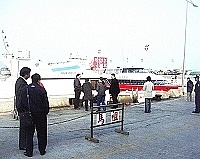 　兩馬小三通時有往返人數都是「個位數」的情形，即使已進入兩輪競爭的時代；旅客稀疏的港邊，照片中「馬祖」兩字的標示牌更顯落寞。（圖／文：曹重偉）