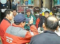 　男人只要聚在一起，釣魚的事永遠聊不完。馬祖磯釣協會經過一個晚上的討論，決定在北竿大坵島舉行春季磯釣大賽。（圖／文：張登傑）