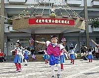 　塘岐國小舉辦建校五十二週年校慶，圖為附幼大班的才藝表演。（圖／文：陳鵬雄）