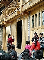 　兒童資產月昨日在鐵板社區登場，仁愛國小同學林君柔、柯政宇擔任導覽員，面對其他小朋友，娓娓道來朱金寶老家的過去。（圖／文：張登傑）