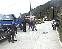 　復興村往垃圾場戰備道沿途都被砂石「洗禮」，嚴重影響交通安全及道路景觀，環保局長陳秀華要求肇事廠商立即清除。（圖／文：曹重偉）